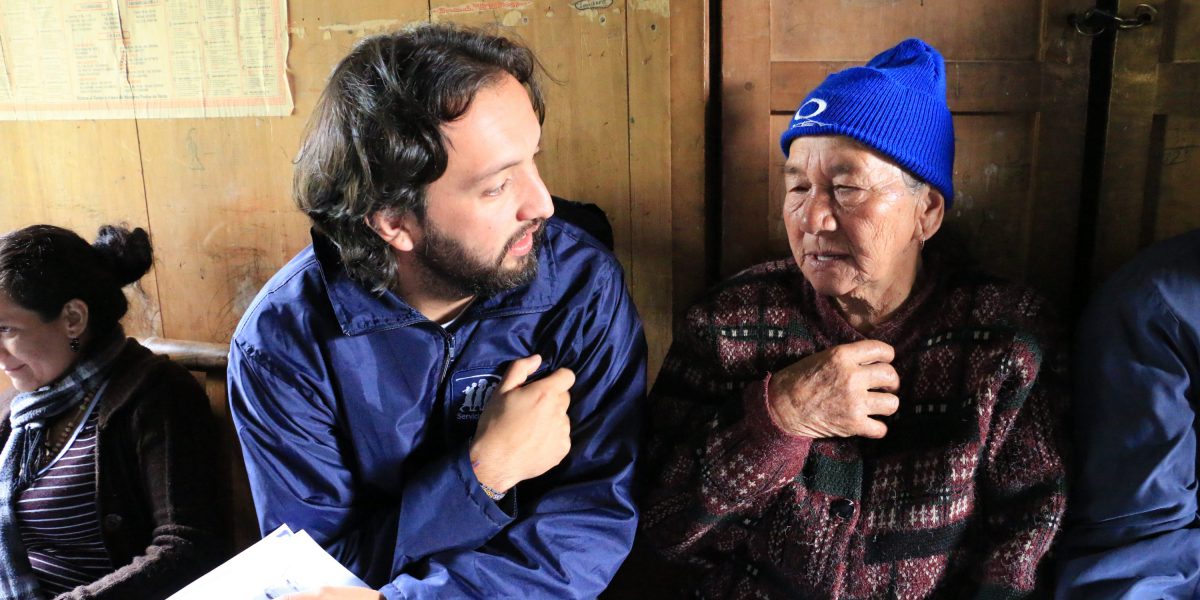 JRS staff member talks with a beneficiary in the border between Colombia and Venezuela.