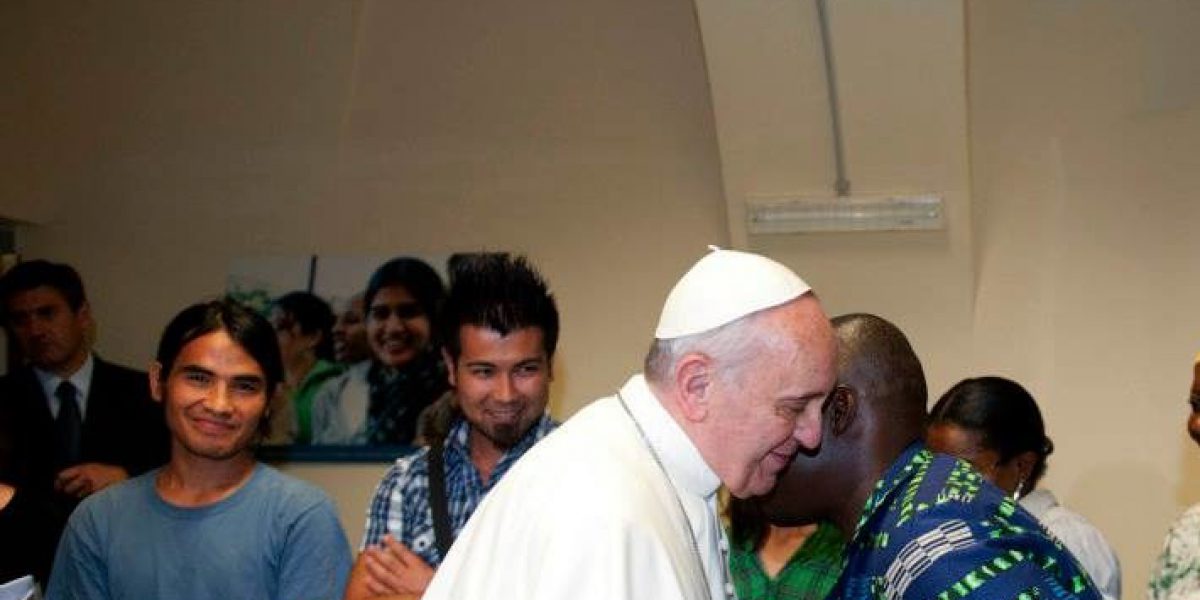 Pope Francis welcoming migrants. (Jesuit Refugee Service)